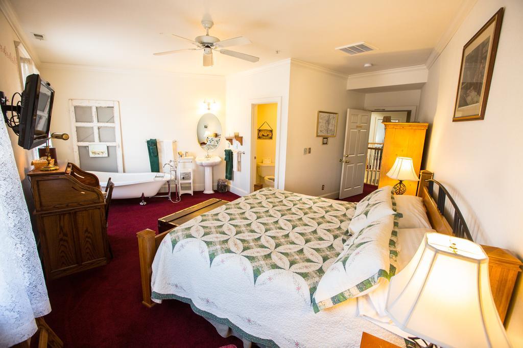 The Currier Inn Грили Экстерьер фото