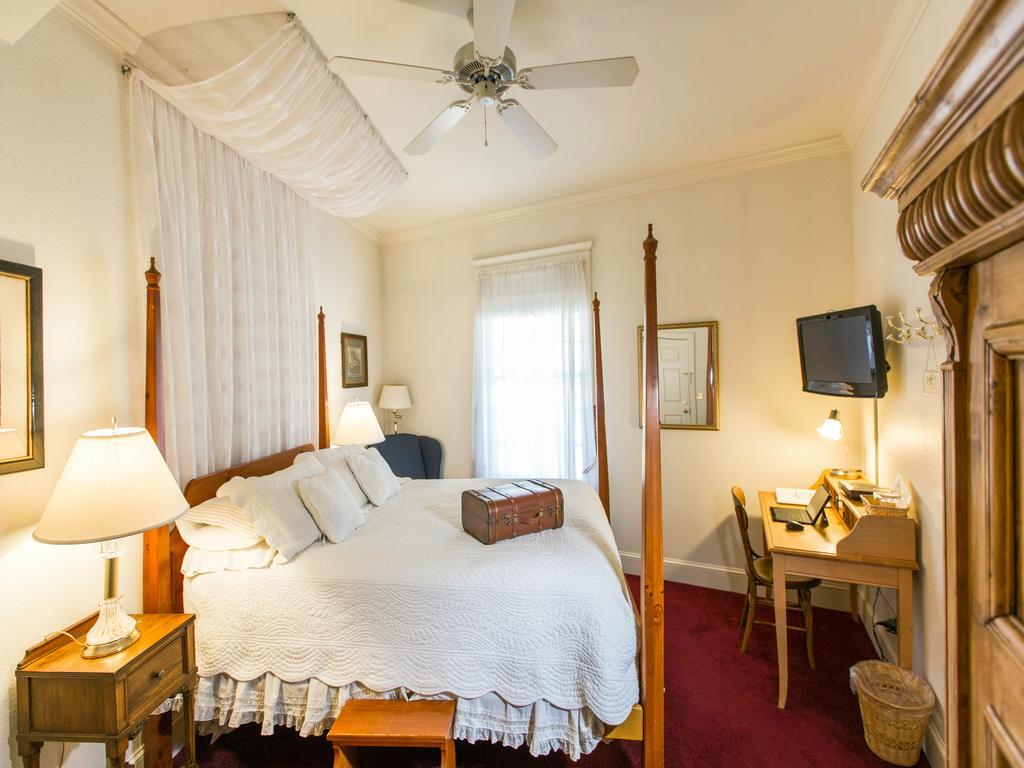 The Currier Inn Грили Экстерьер фото